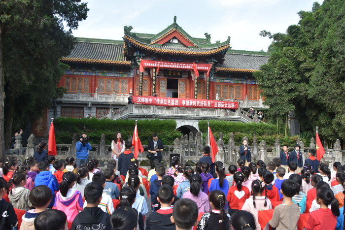 10月12日汉师附小在爱国主义教育基地古汉台举行了隆重的队日活动.JPG